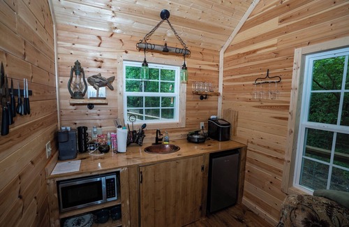 Mentone Cottage | Treehouses located at Little River Canyon overlooking a private lake.