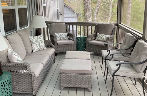 Highlands Cottage | Treetop Cottage-3 bed, 2 bath newly updated !