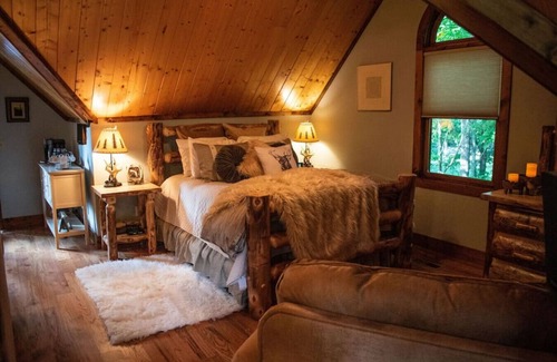 Dunlap House | Treetop Hideaway at Barr5 Ranch · Cozy Mtn Hideaway GH/Hot Tub/Stunning Sunset View