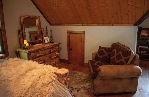 Dunlap House | Treetop Hideaway at Barr5 Ranch · Cozy Mtn Hideaway GH/Hot Tub/Stunning Sunset View