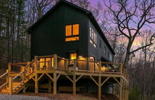 Waynesville Cabin | Treetop~LUXURY~Views~3 KING Suites~Modern~Minimalist~HOT TUB~Close to Downtown