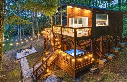Banner Elk Cabin | Treetop MT Views w/Hot Tub & Fire Pit
