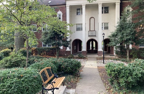 North Highland Apartment | Treetop Rosslyn with loft - Georgetown-walkable