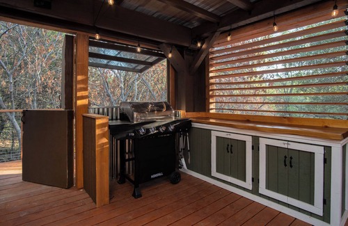 Springville House | Treetop Tinyhouse- Cozy 1-bedroom mobile home in charming Springville with AC