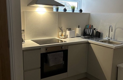 Eastbourne Apartment | Treetop View - Free Parking, Long/Short Stays