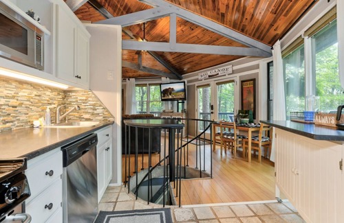 Big Canoe Ski Chalet | Treetopper Hideaway - A Relaxing Chic Bungalow