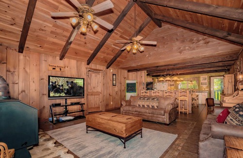 Gatlinburg - Pigeon Forge Cabin | TreetopRetreat: MtnViews*HotTub*WiFi*OutdoorFireplace