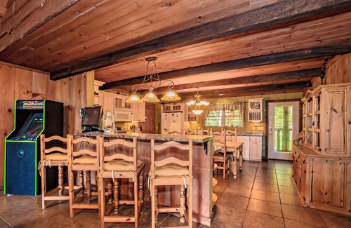 Gatlinburg - Pigeon Forge Cabin | TreetopRetreat: MtnViews*HotTub*WiFi*OutdoorFireplace