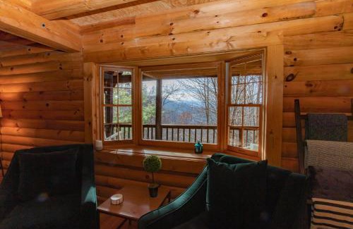 Mars Hill House | Treetops Cabin easy to Asheville with fast wifi and great view