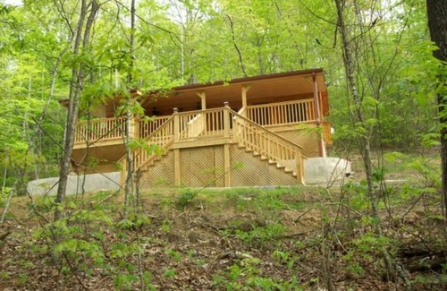 Hendersonville Cabin | Treetops Cabin-Peaceful 1BR 20-Acre Rural Retreat-HotTub-WiFi-Near Asheville