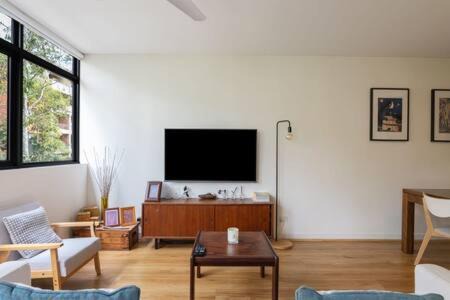Erskineville Apartment | Treetops Erskineville Apartment w Parking & Aircon