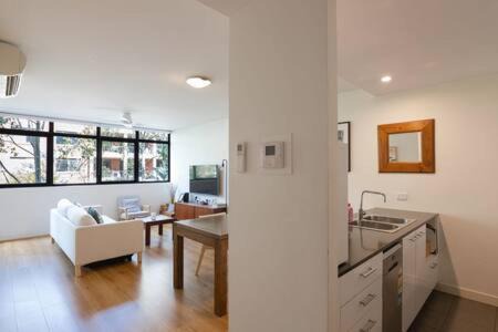 Erskineville Apartment | Treetops Erskineville Apartment w Parking & Aircon