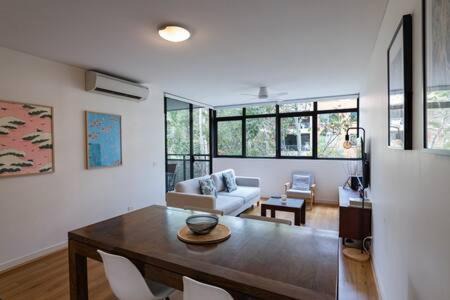 Erskineville Apartment | Treetops Erskineville Apartment w Parking & Aircon