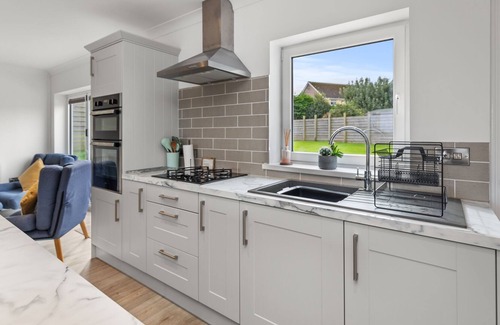 Saundersfoot Cottage | Treetops - Modern Cottage, Close to Beach