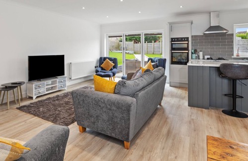 Saundersfoot Cottage | Treetops - Modern Cottage, Close to Beach