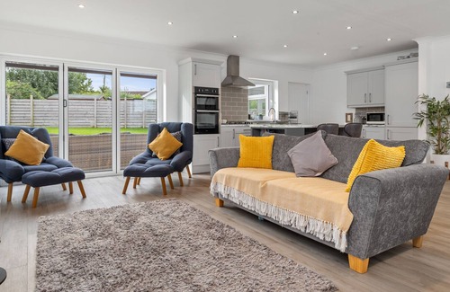 Saundersfoot Cottage | Treetops - Modern Cottage, Close to Beach