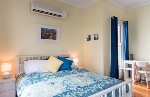 Fitzroy North Apartment | Treetops Studio, Bright and Roomy, in Fitzroy North