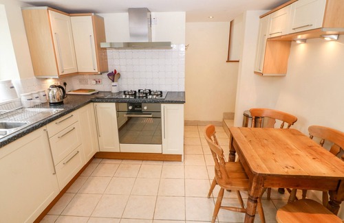 Garn Fadryn Cottage | TREFAES NEWYDD, family friendly, with open fire in Sarn Meyllteyrn
