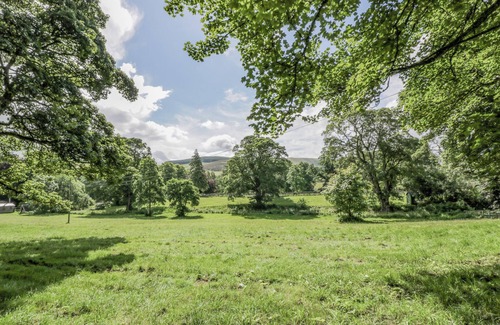 West Linton House | TREFOIL COTTAGE, family friendly, with hot tub in West Linton