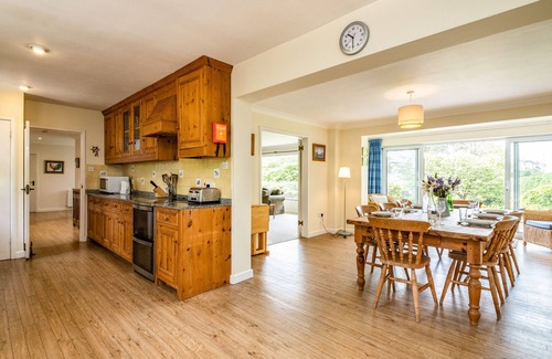 Rock Cottage | TREGILLAN, pet friendly, with open fire in Rock