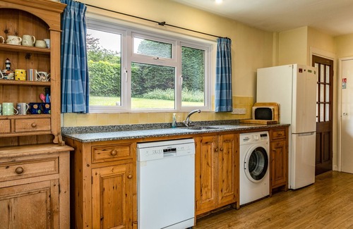 Rock Cottage | TREGILLAN, pet friendly, with open fire in Rock