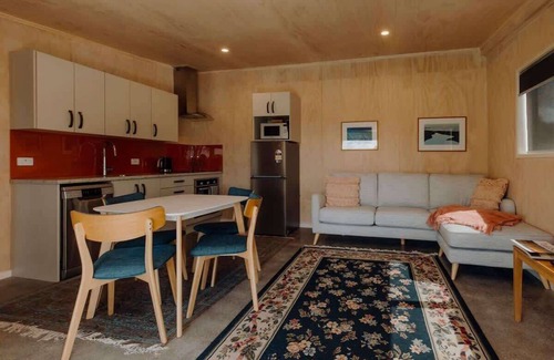 Rewa House | Tremorne Stay King Bed Retreat Inglewood