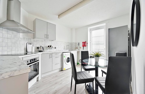Plaistow Apartment | Trendy 1-Bed Apartment Sleeps 5- East London E15