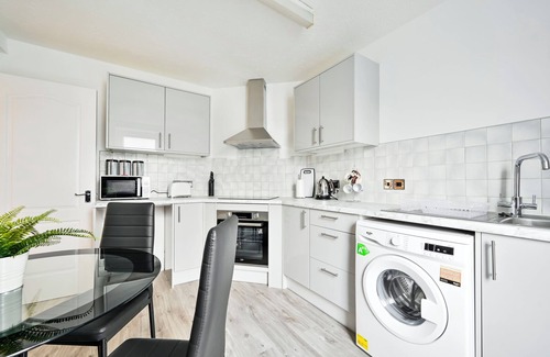 Plaistow Apartment | Trendy 1-Bed Apartment Sleeps 5- East London E15