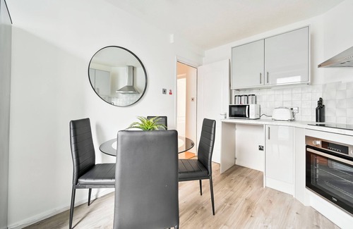 Plaistow Apartment | Trendy 1-Bed Apartment Sleeps 5- East London E15