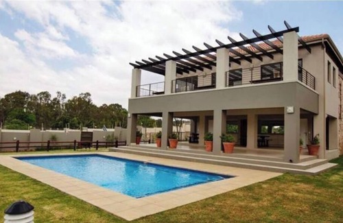 Lone Hill Apartment | Trendy 1 Bed Apartment - Secure and Private