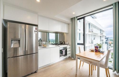 Spring Hill Apartment | Trendy 1 Bedroom with City Views Pool and Gym M14