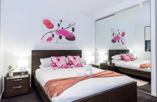 St Kilda Apartment | Trendy 2 bed 2 bath Apartment - Heart of St Kilda
