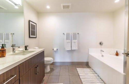 Wilshire Montana Apartment | Trendy 2BD 2BTH Apt steps from Downtown Santa Monica!