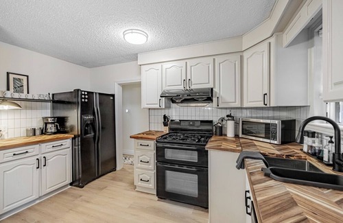 Lakeview Apartment | Trendy 3 bdrm, lakeside trails, 20 min to Toronto!