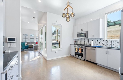 South Manchaca House | Trendy 3 bedroom in South Austin! Pet Friendly!