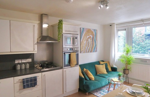 Bunhill Apartment | Trendy 4- bed Apartment in London w/balcony & lift, walking distance to tube