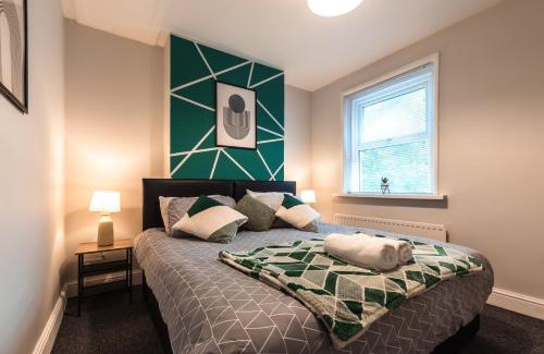 Southampton House | Trendy 4 Bedrooms-Sleeps 8-Long Term Disc-Driveway