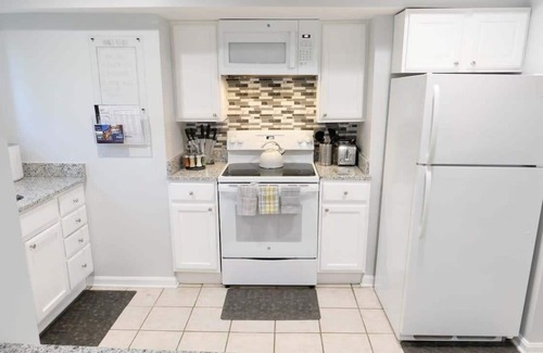 Bloomingdale Apartment | Trendy Apt in Bloomingdale - Parking