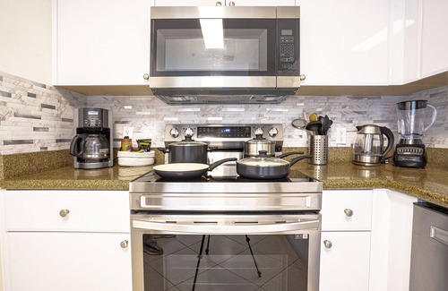 Coral Way Condo | Trendy Apt King Bed Adjustable Free Parking Pet Friendly Balcony