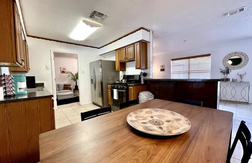 West San Antonio House | Trendy&Cute4BR+Pool-NearStMary’sUniversity&DTSA!