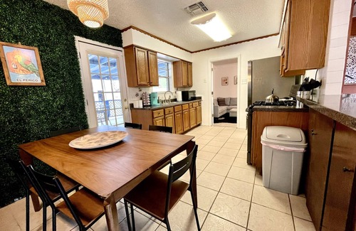 West San Antonio House | Trendy&Cute4BR+Pool-NearStMary’sUniversity&DTSA!