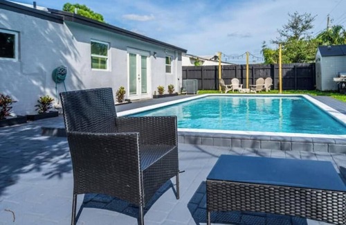 Hollywood Hills House | Trendy Family Home -Heated Pool