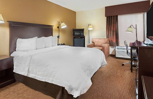 University Place House | Trendy & Fancy Rm for Romantic Couples! W/ Pool