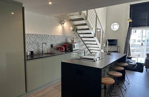 Victoria and Alfred Waterfront Apartment | Trendy Loft Apartment in buzzing Greenpoint!