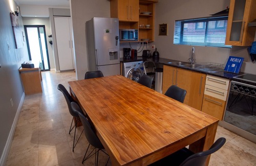 Greater Johannesburg Metropolitan Area Apartment | Trendy Loft with Pool and Balcony in Popular Sandton