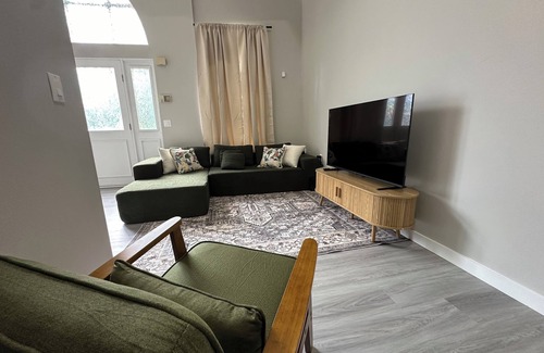 Albany Apartment | Trendy Parkside 2-bedroom with Private Entrance