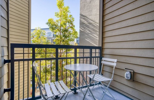 Centennial Apartment | Trendy Redwood City 1BR w/Gym & Pool, 6 mins to Caltrain, by Blueground