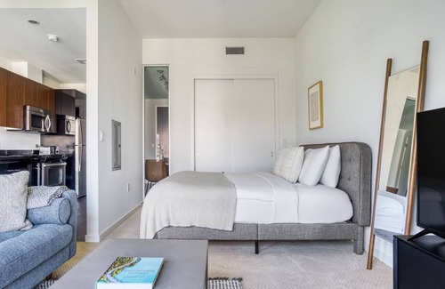 The Villas Apartment | Trendy Santana Row Studio w/ Gym & Pool, 10 mins to Google, by Blueground