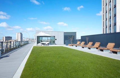 South Bank Apartment | Trendy South Bank 1BR w/Pool, Gym & Concierge, nr Tube, by Blueground