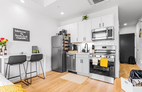 Charlotte Apartment | Trendy Southend Studio